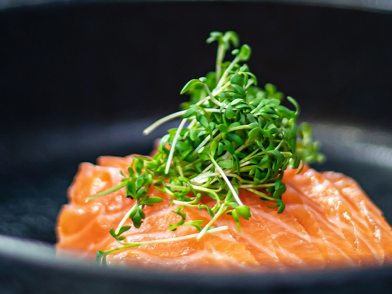 Carpaccio de salmón con chips de verduras