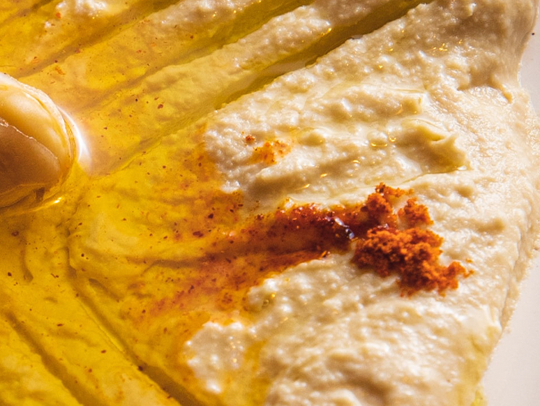 Hummus con cebolla caramelizada