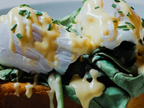 Tostas integrales con huevos escalfados y espinacas
