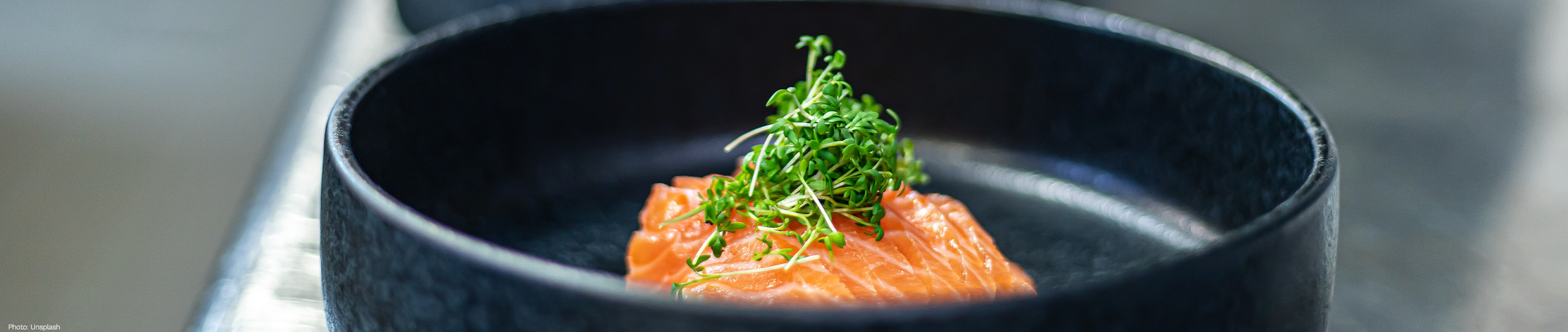 Carpaccio de salmón con chips de verduras