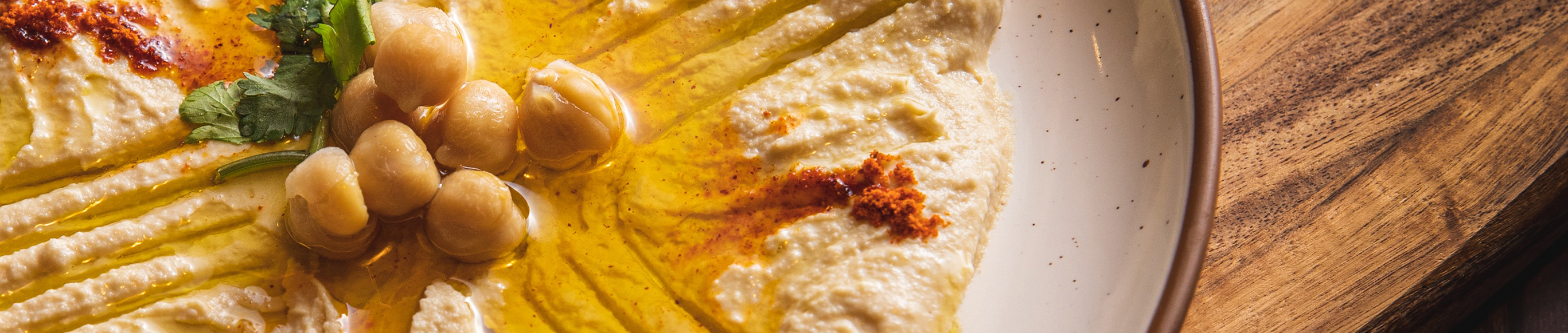 Hummus con cebolla caramelizada