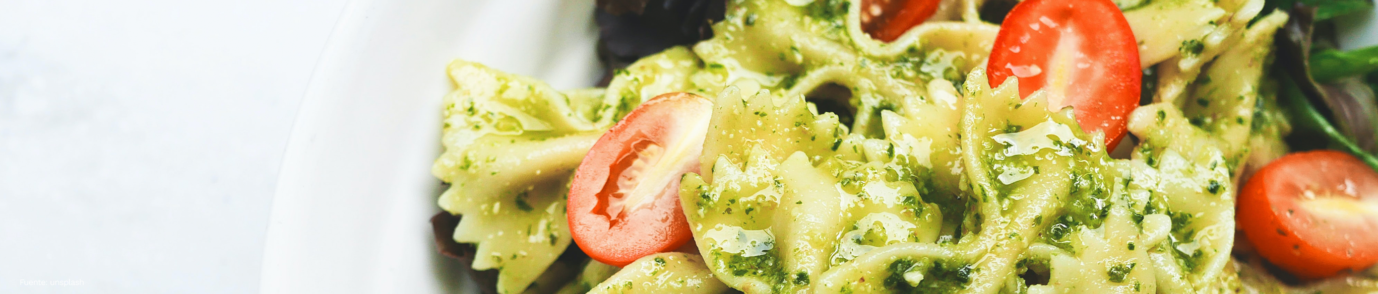 Pasta con tomate, albahaca y queso fresco